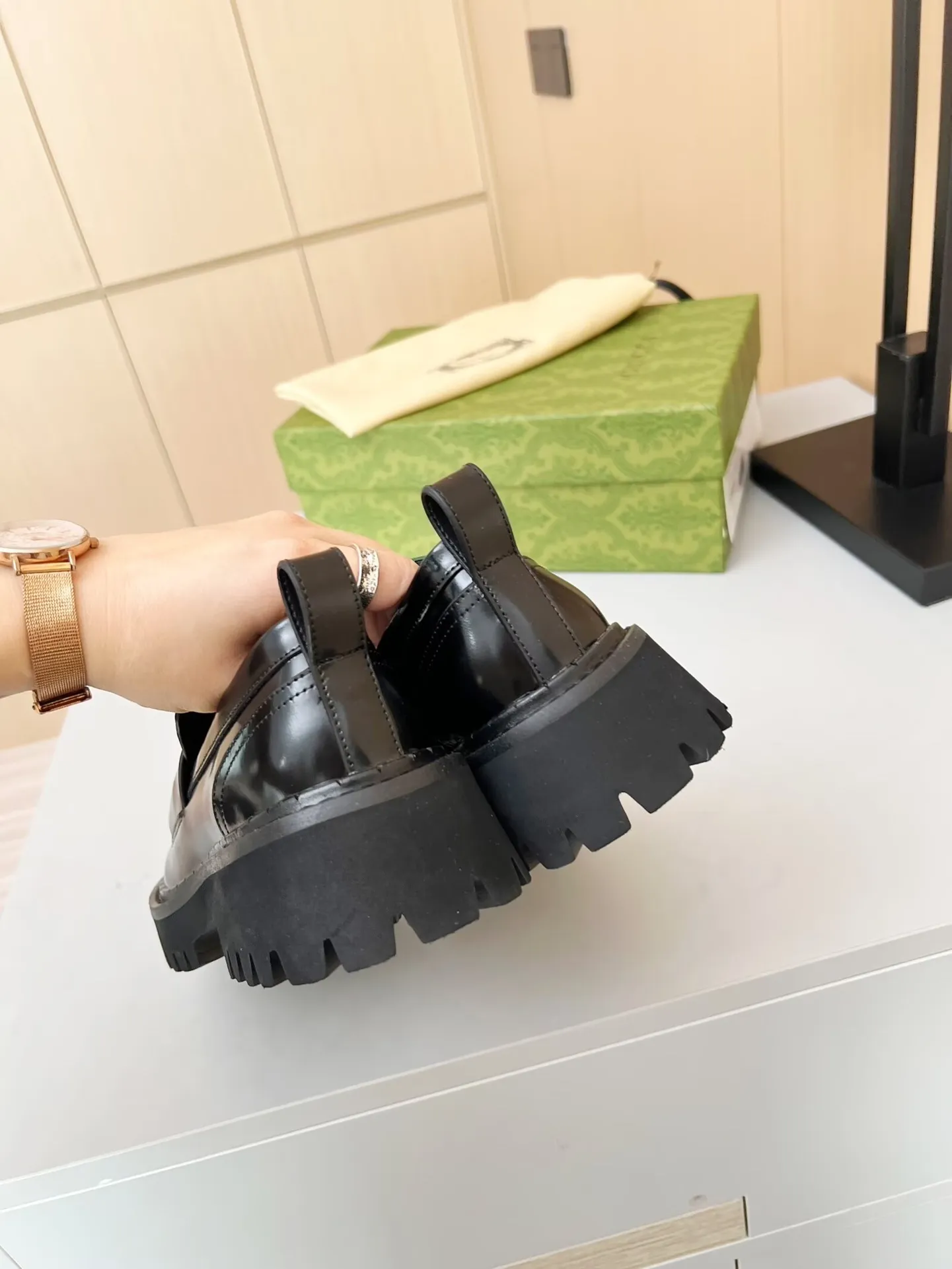 👟👟Ex-factory price 480👟👟 The latest Gucci GUCCI loafers at the counter. They are mainly matched with various styles of trendy clothes to highlight their fashion. ✅ A must-have recommended ➡️ Especially easy to put on and take off. Fabric: cowhide, open edge beads. Inner/foot pads: cow lining. Color: black. Size: 34-41 (34, 41 need to be customized). Heel height: 5cm. Outsole: Foam outsole material ✅ Equipped with cloth bag and card